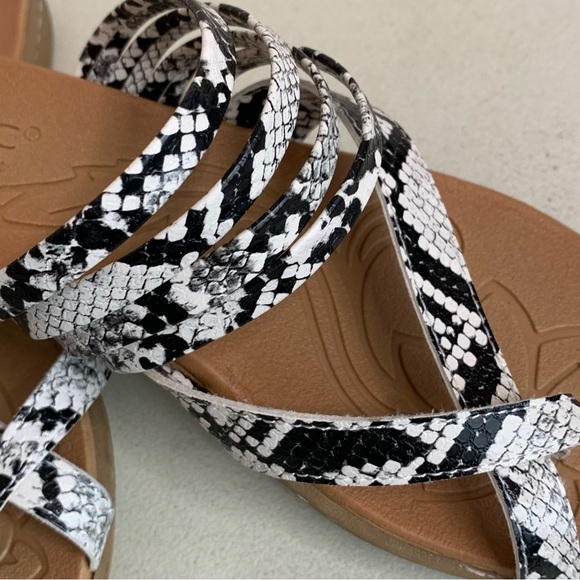 BOC Born Alisha Strappy Thong Flat Sandals Womens 10M Slip On Black Cream comfy - Picture 6 of 9